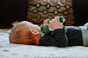 Søvntræning lover at lære børn at falde nemt i søvn og blive i søvnen – for deres eget bedste. Men søvntræning vil aldrig blive foreneligt med barnets behov, skriver Mia Bernscherer Bjørnfort.